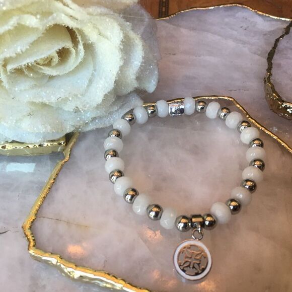 PRETTY LITTLE White Rustic Cuff! - Picture 1 of 7